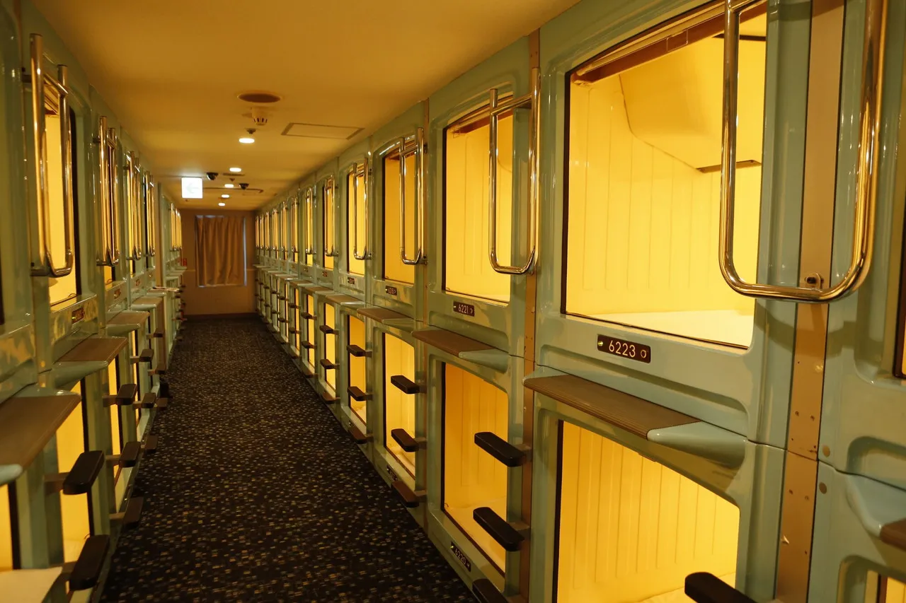 Shinjuku Kuyakusho-mae Capsule Hotel — rooms and atmosphere