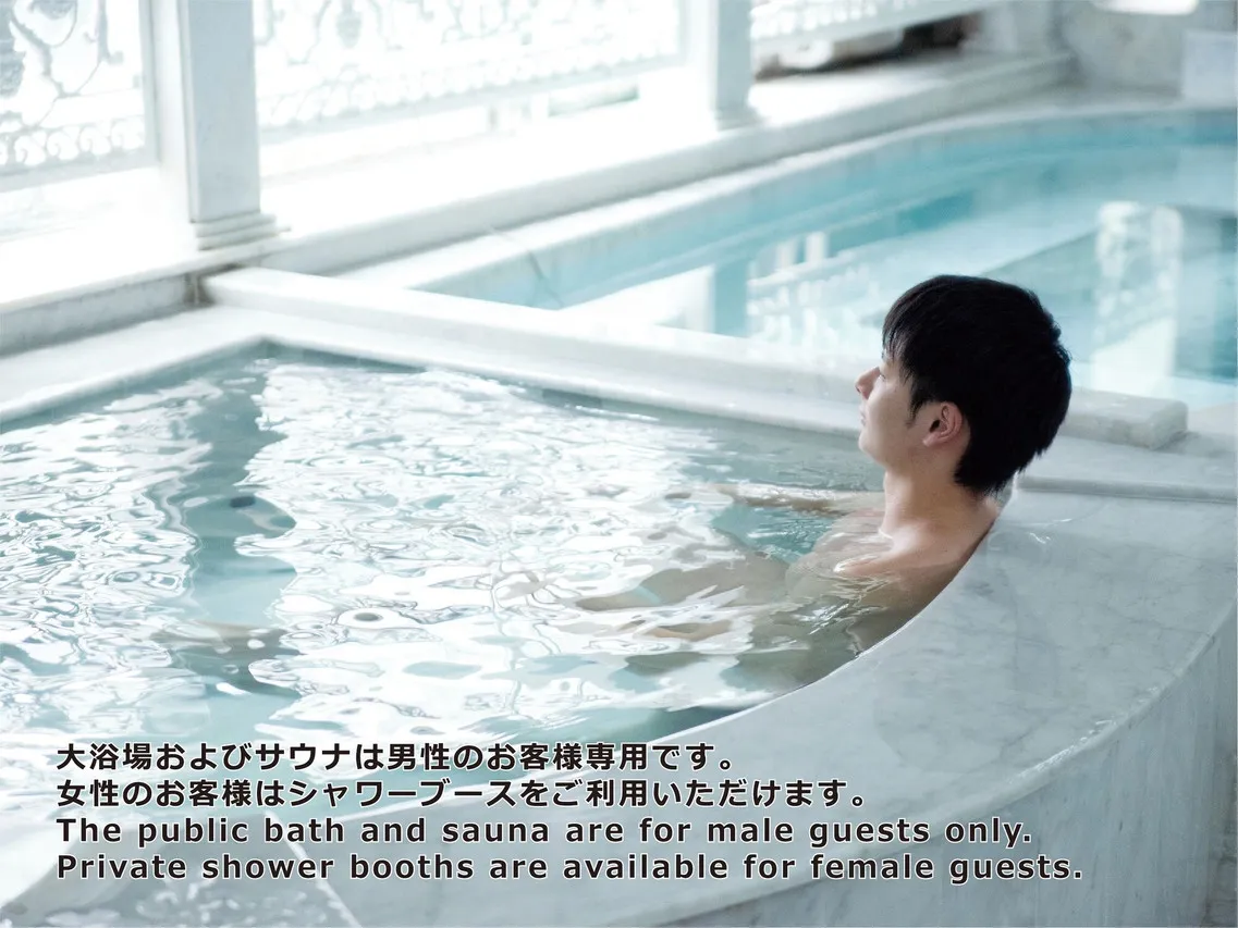 Shinjuku Kuyakusho-mae Capsule Hotel — rooms and atmosphere