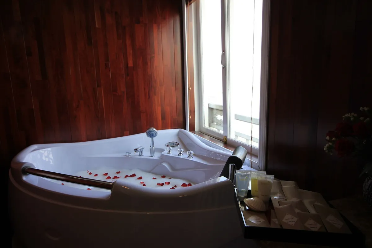 Signature Halong Cruise — rooms and atmosphere
