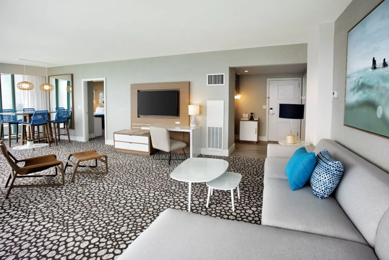Signia by Hilton Diplomat Beach Resort — rooms and atmosphere