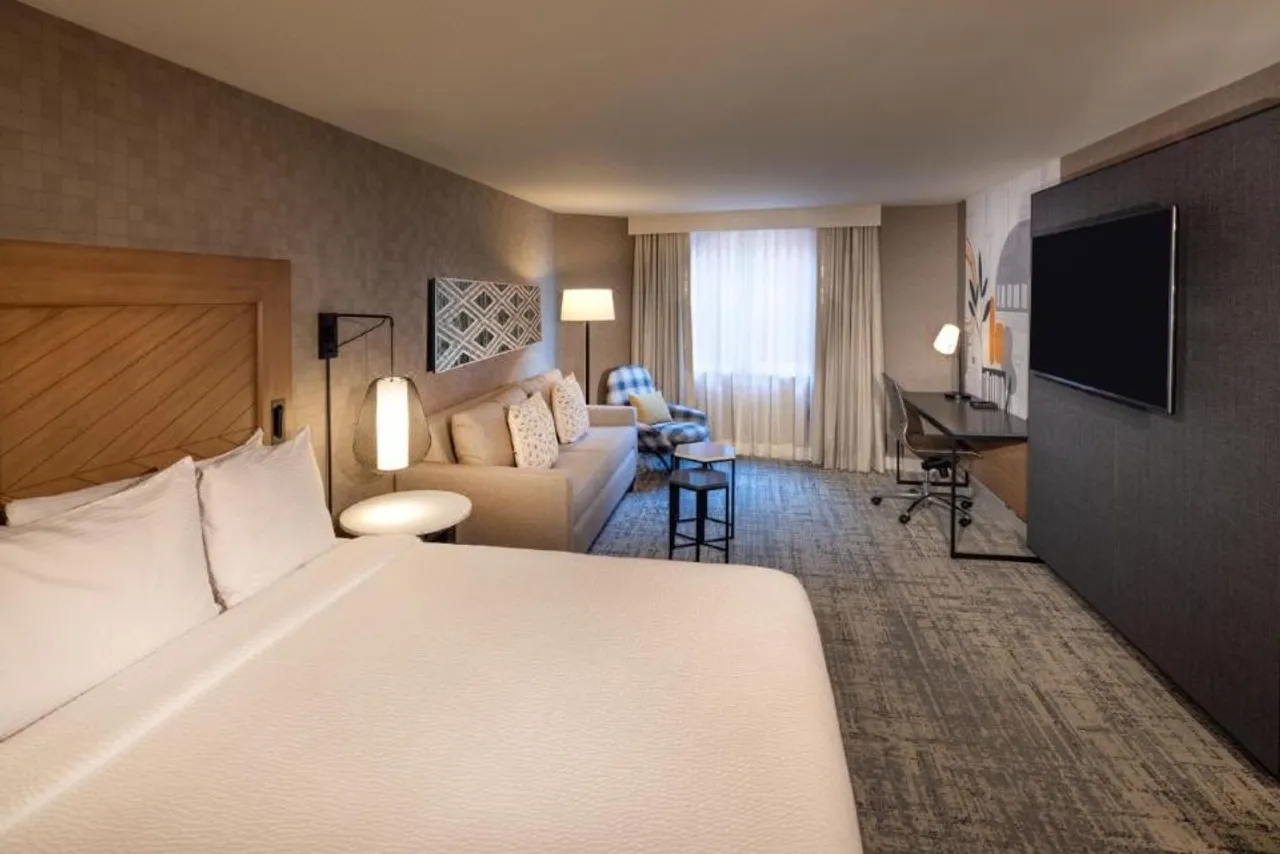 Silver Cloud Hotel - Seattle Stadium — rooms and atmosphere