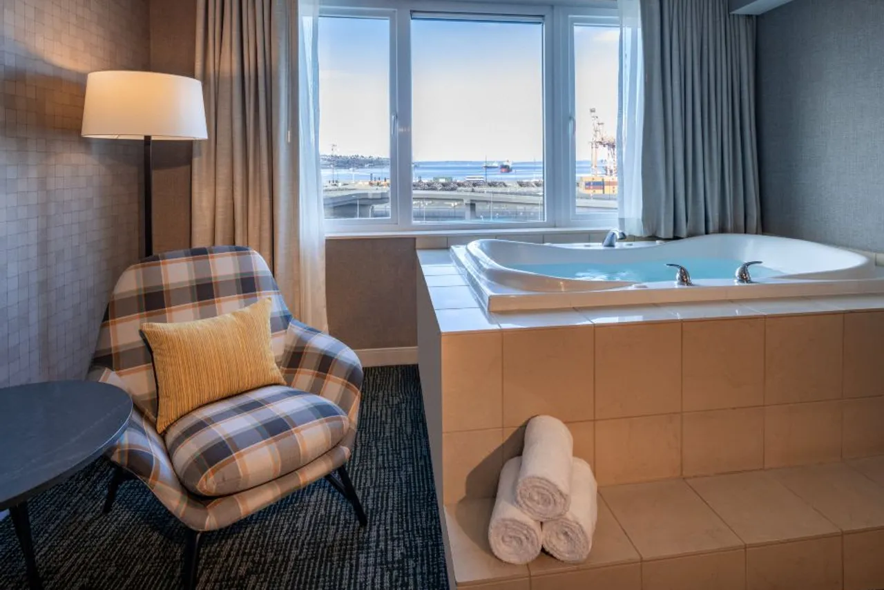Silver Cloud Hotel - Seattle Stadium — rooms and atmosphere