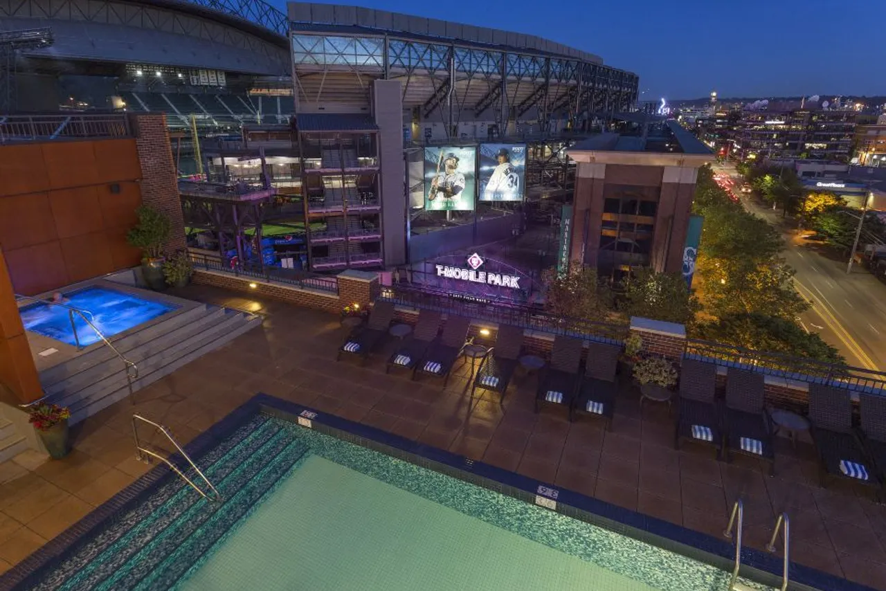 Silver Cloud Hotel - Seattle Stadium — rooms and atmosphere