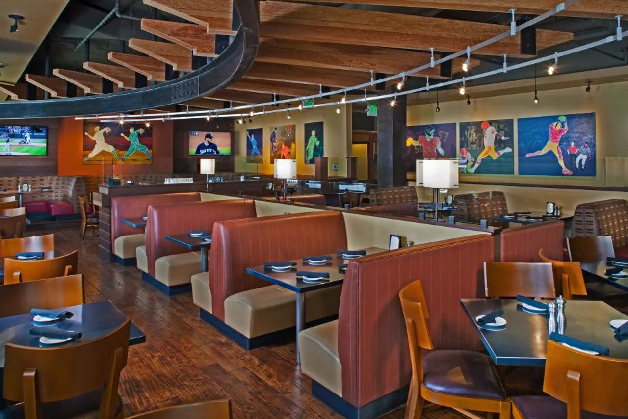 Silver Cloud Hotel - Seattle Stadium — rooms and atmosphere