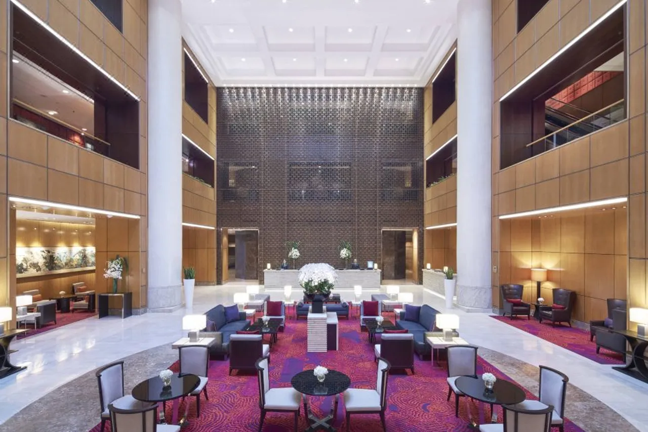 Singapore Marriott Tang Plaza Hotel — rooms and atmosphere