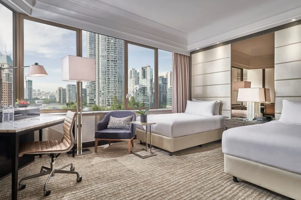 Singapore Marriott Tang Plaza Hotel — rooms and atmosphere