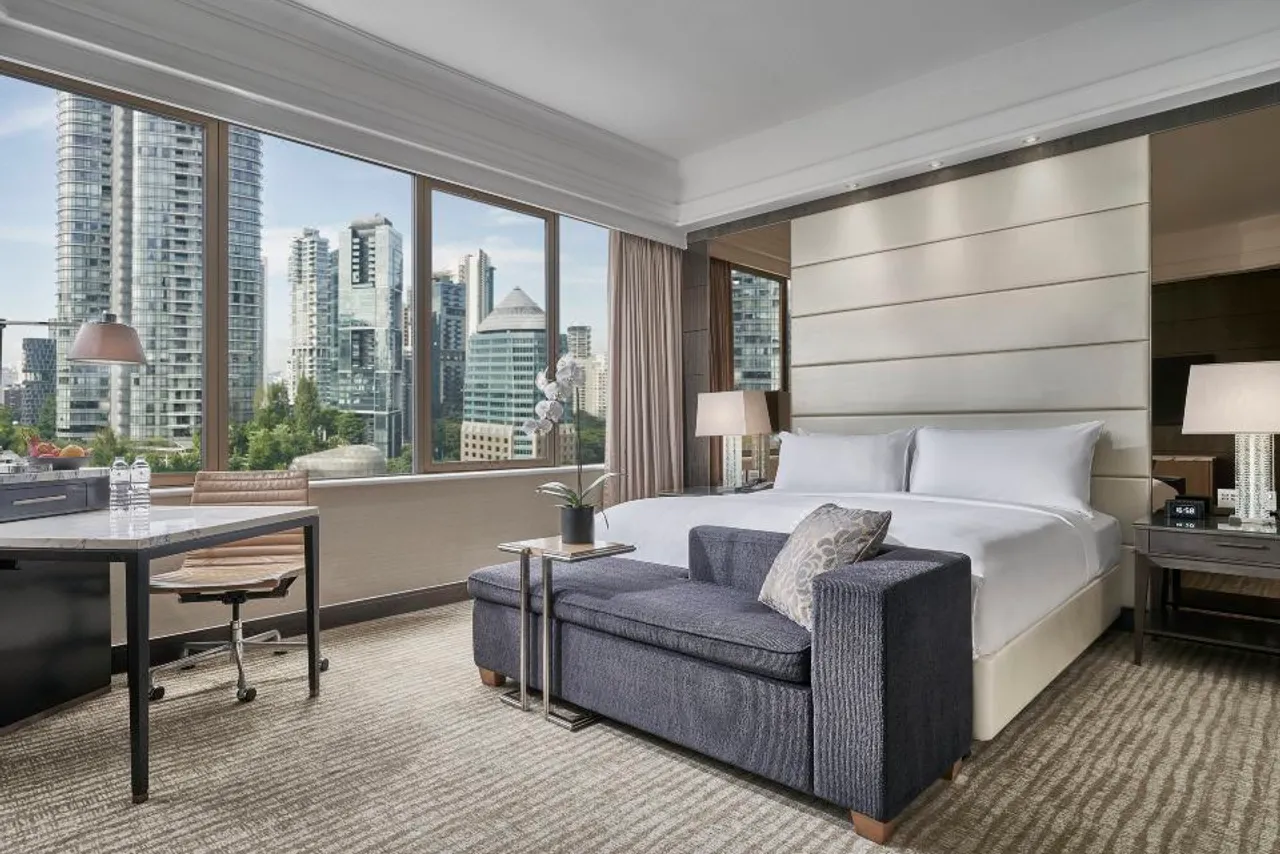 Singapore Marriott Tang Plaza Hotel — rooms and atmosphere