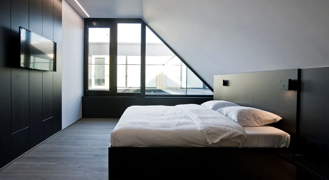 Sleep Well Youth Hostel — rooms and atmosphere