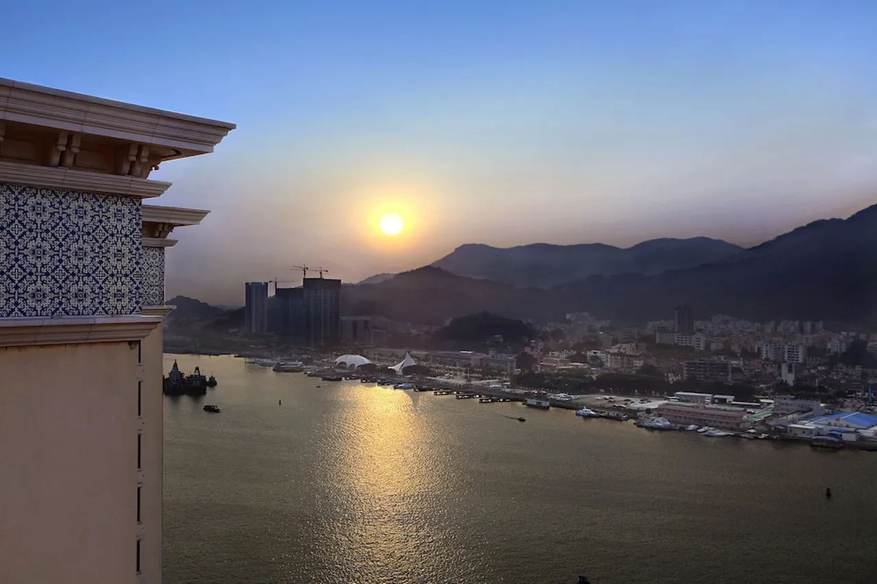 Sofitel Macau at Ponte 16 — rooms and atmosphere