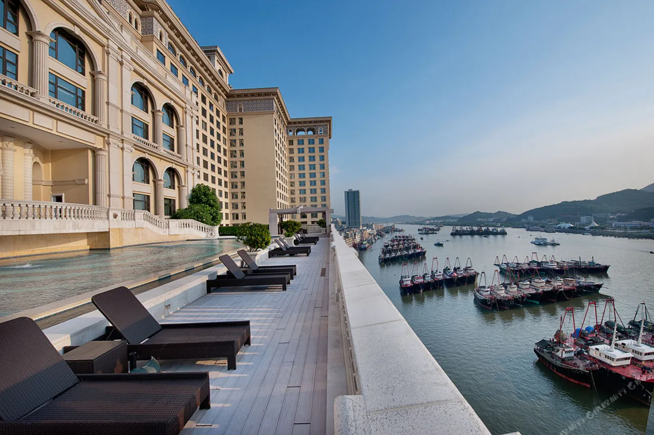 Sofitel Macau at Ponte 16 — rooms and atmosphere