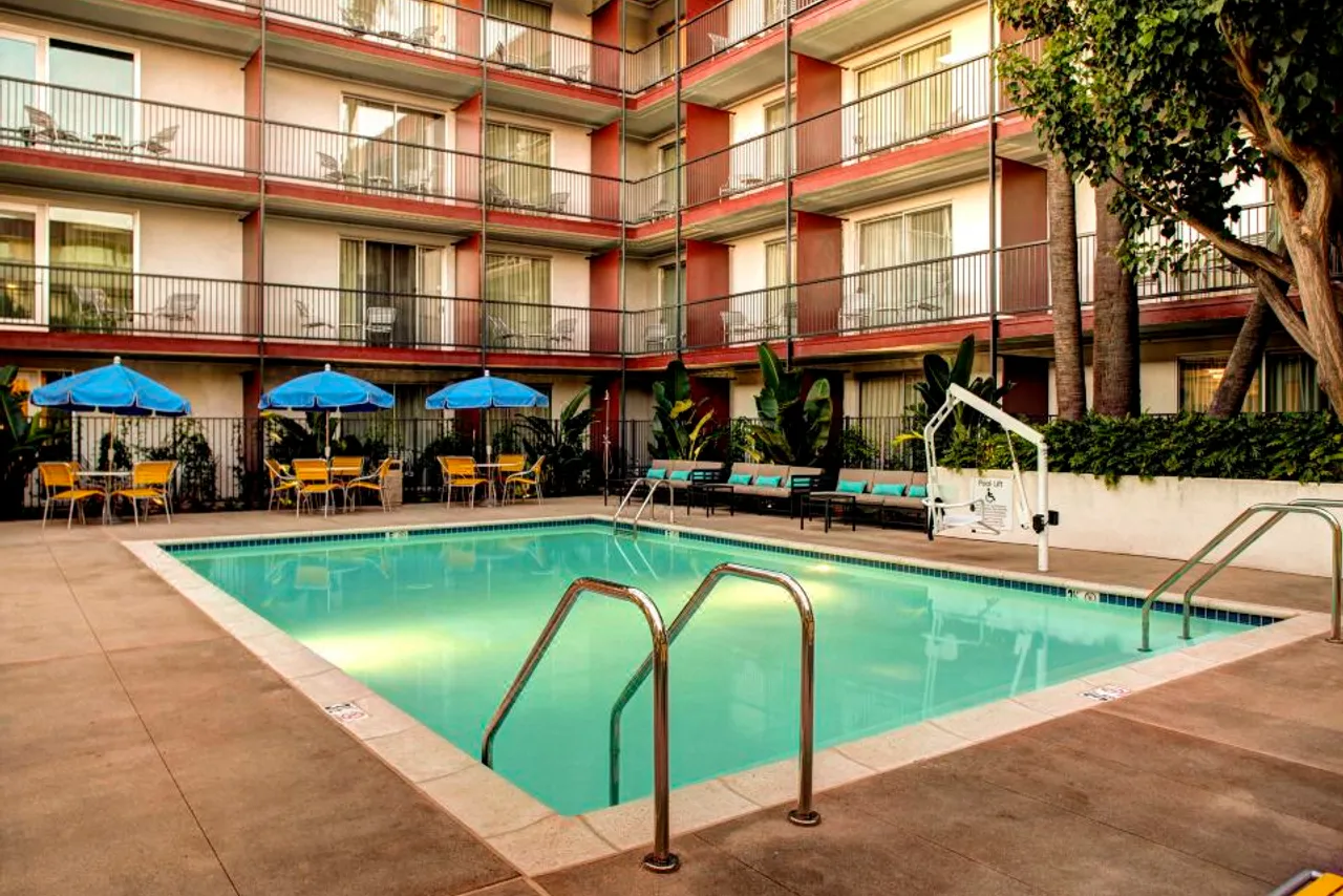 Sonesta Los Angeles Airport LAX — rooms and atmosphere