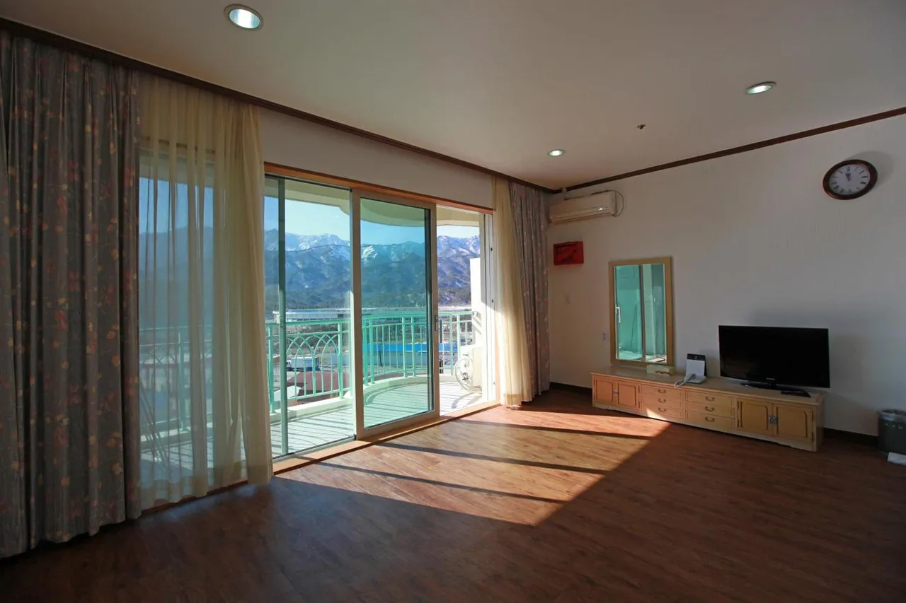 Sorak Pine Resort — rooms and atmosphere