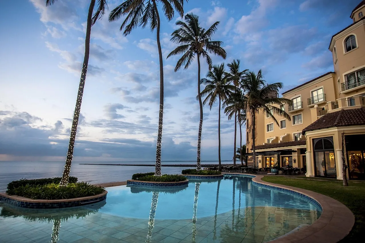 Southern Sun Maputo — rooms and atmosphere