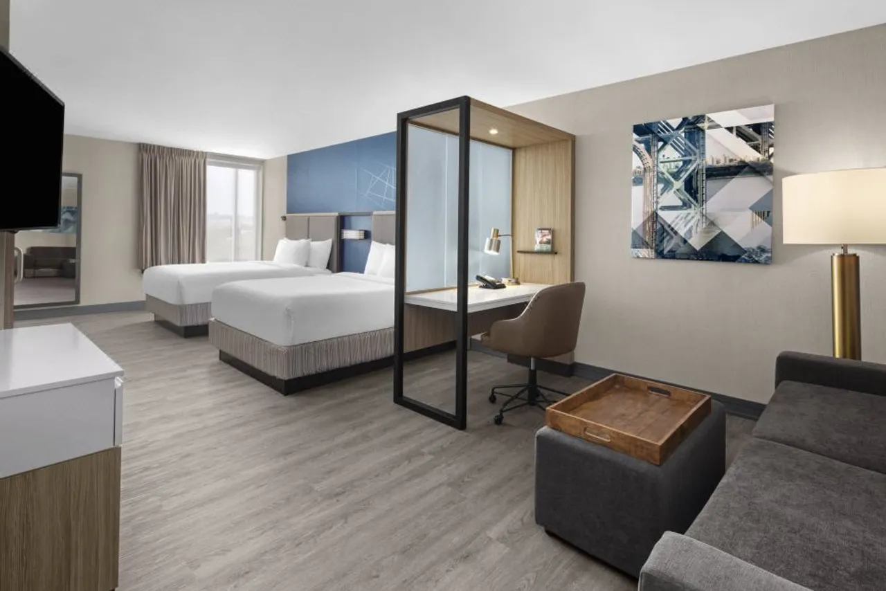 SpringHill Suites by Marriott East Rutherford Meadowlands/Carlstadt — rooms and atmosphere