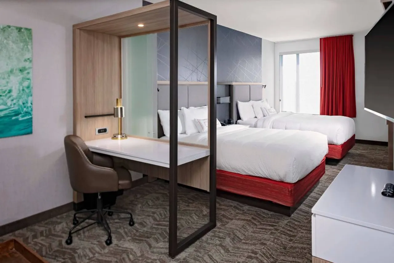 SpringHill Suites by Marriott Kansas City Plaza — rooms and atmosphere