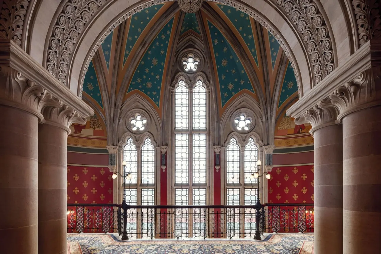 St. Pancras Renaissance Hotel London — rooms and atmosphere