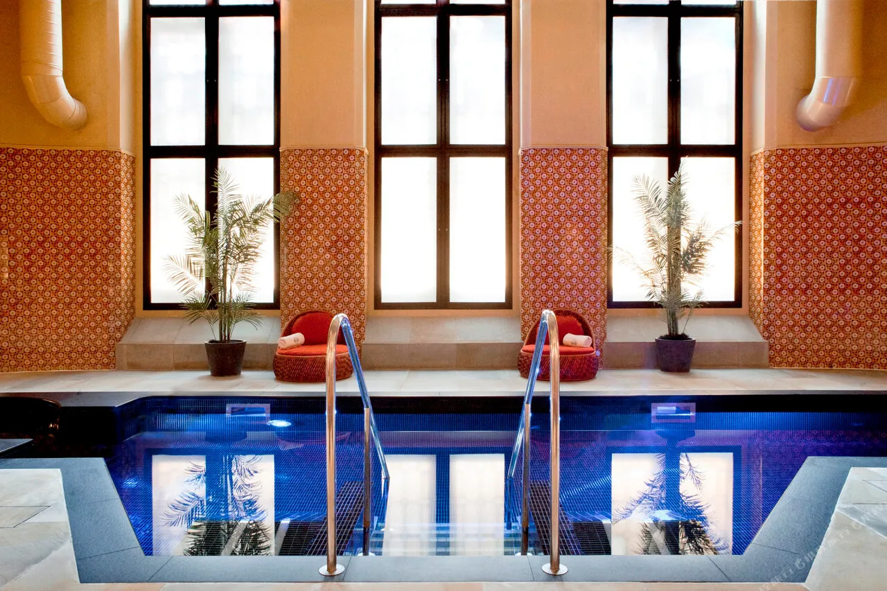 St. Pancras Renaissance Hotel London — rooms and atmosphere