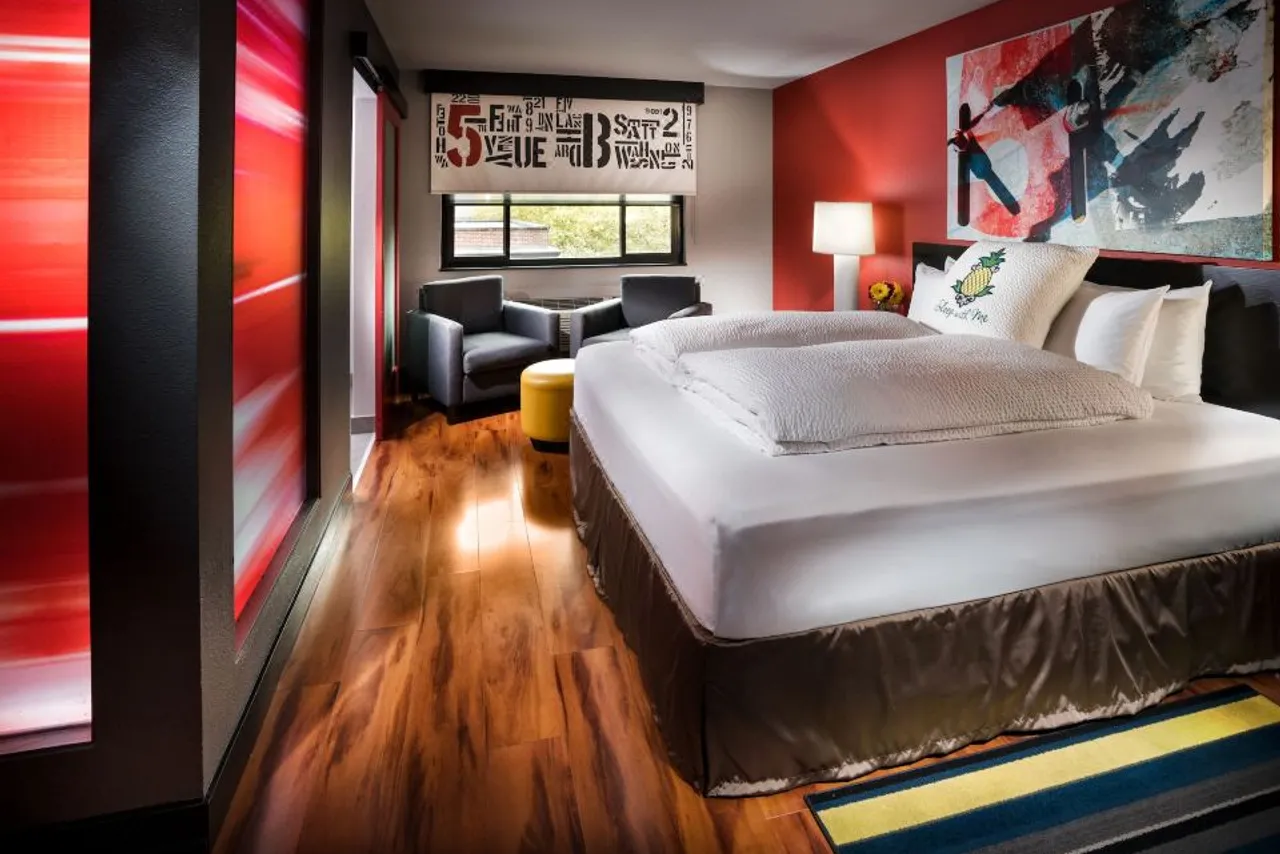 Staypineapple, Hotel FIVE, Downtown Seattle — rooms and atmosphere