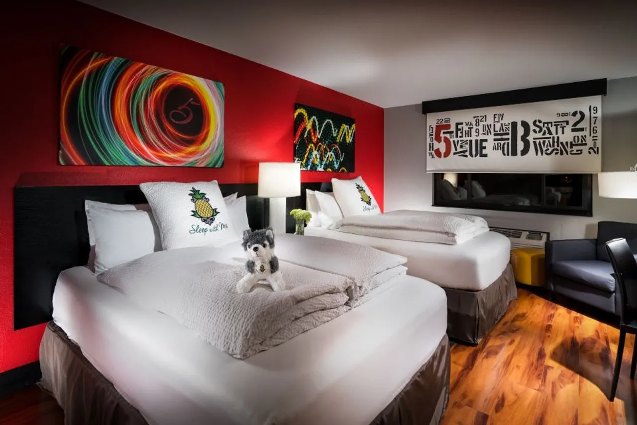 Staypineapple, Hotel FIVE, Downtown Seattle — rooms and atmosphere