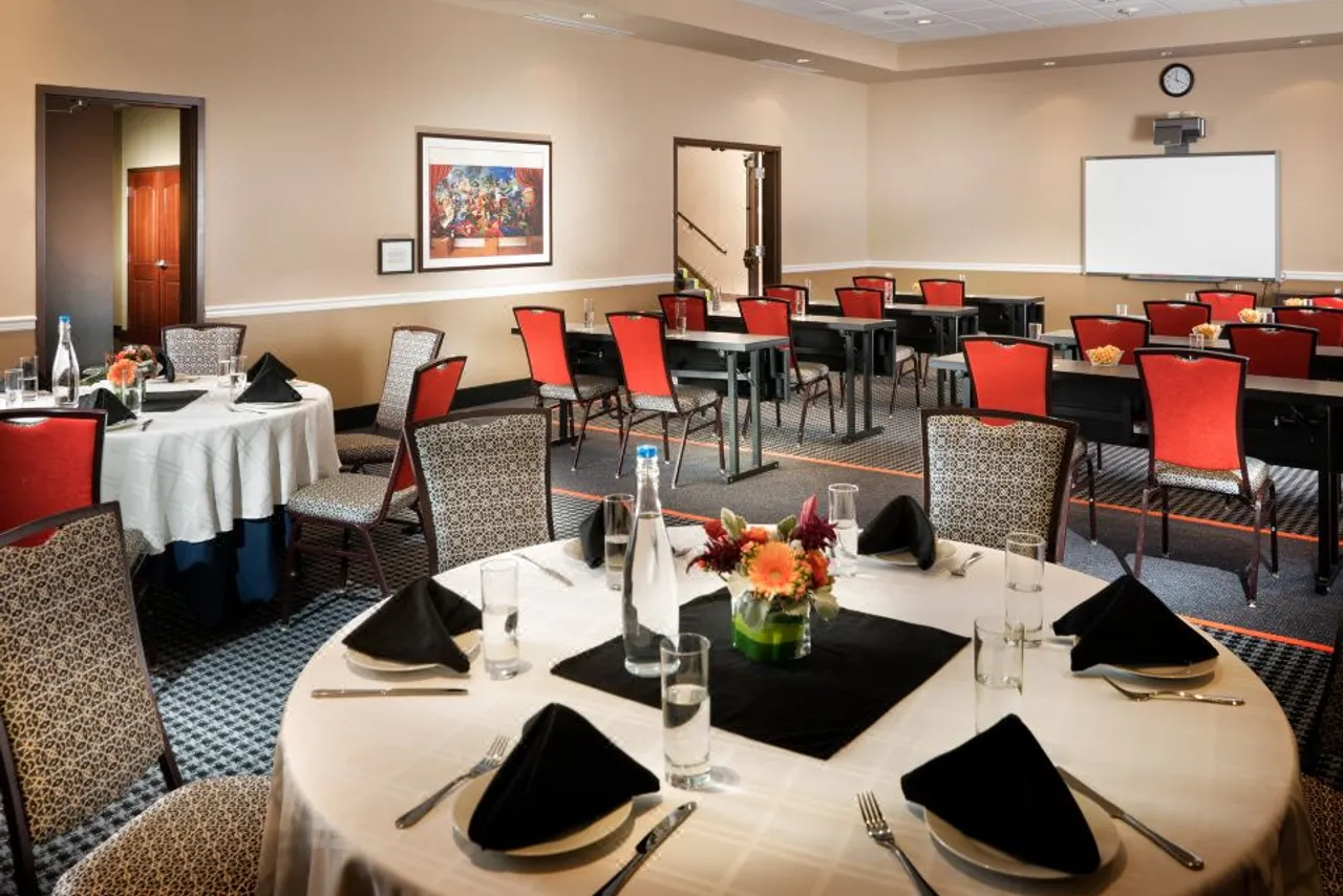 Staypineapple, The Maxwell Hotel, Seattle Center — rooms and atmosphere