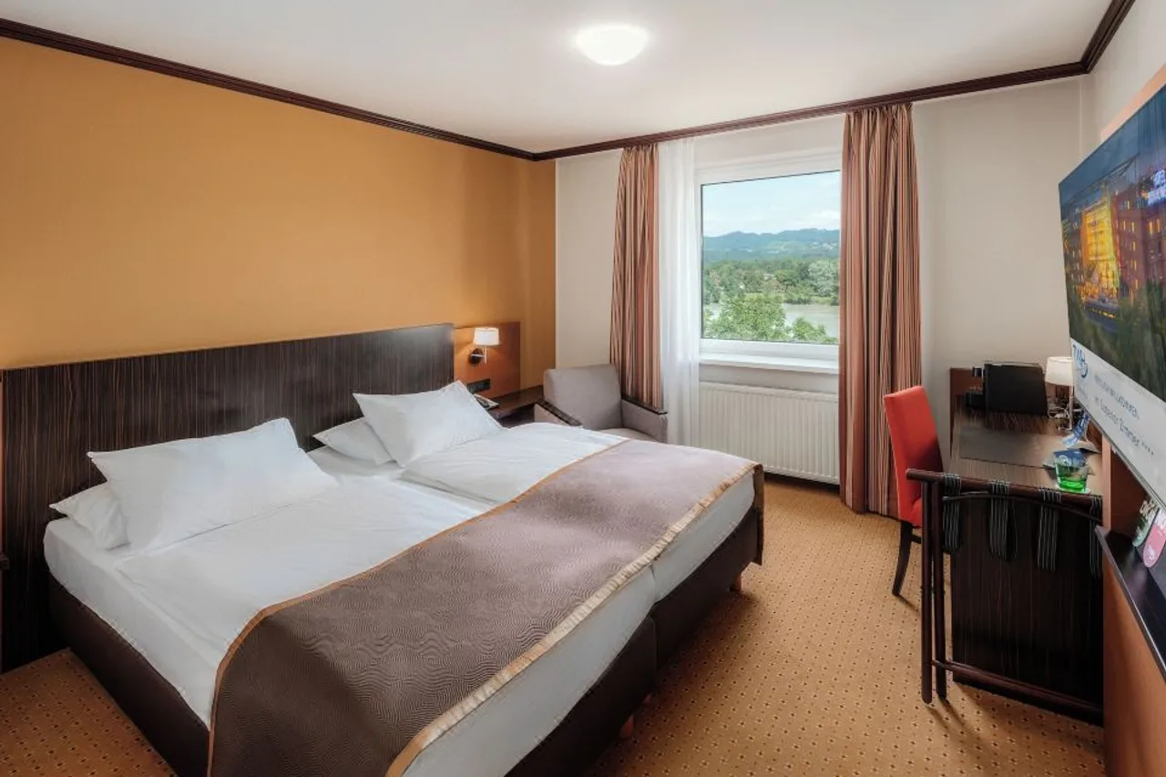 Steigenberger Hotel Linz — ภาพห้องพักและบรรยากาศ