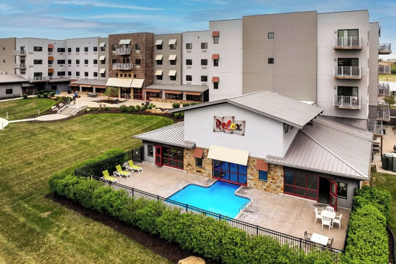 Stoney Creek Hotel Kansas City - Independence — rooms and atmosphere