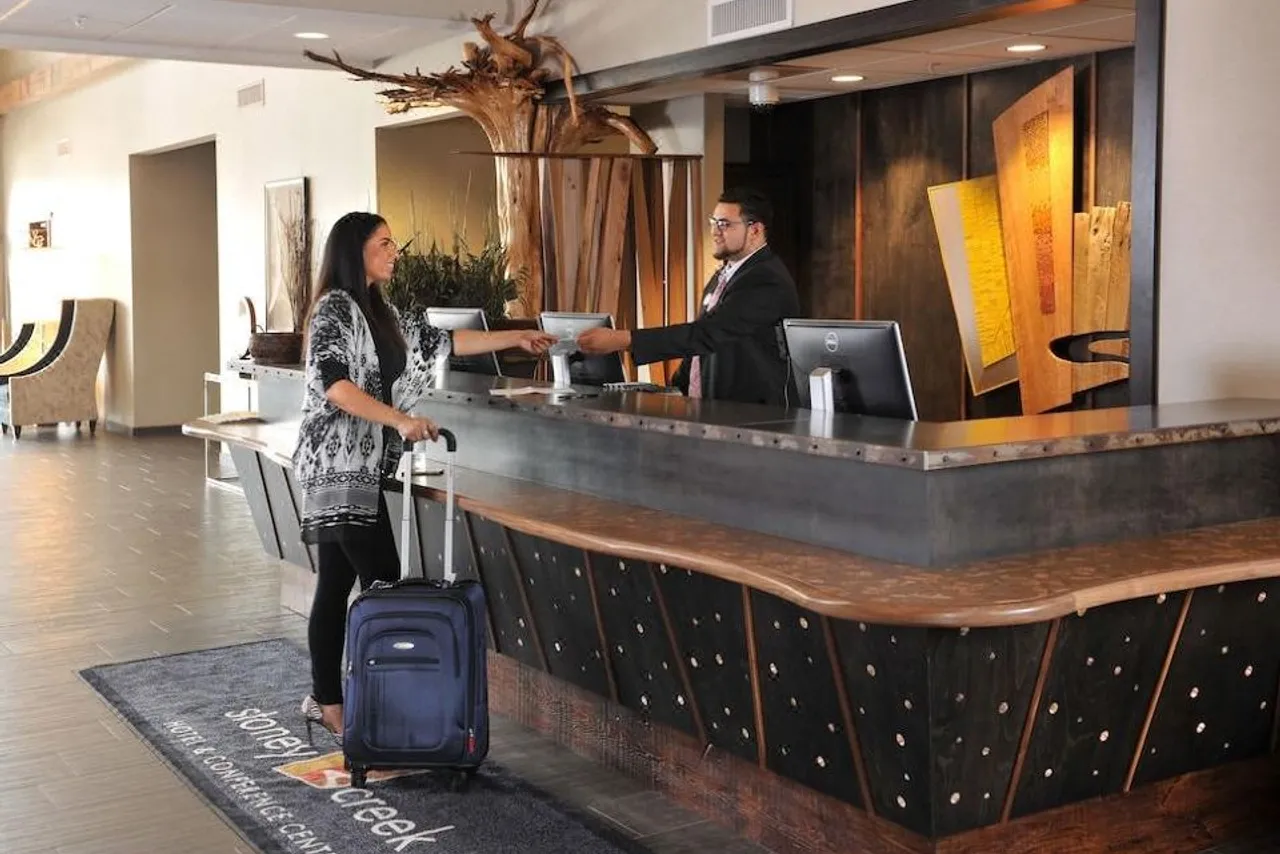 Stoney Creek Hotel Kansas City - Independence — rooms and atmosphere