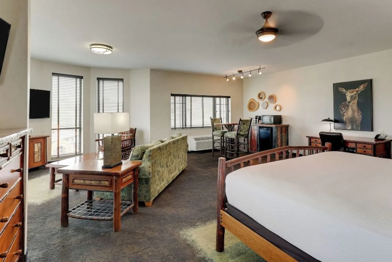 Stoney Creek Hotel Kansas City - Independence — rooms and atmosphere