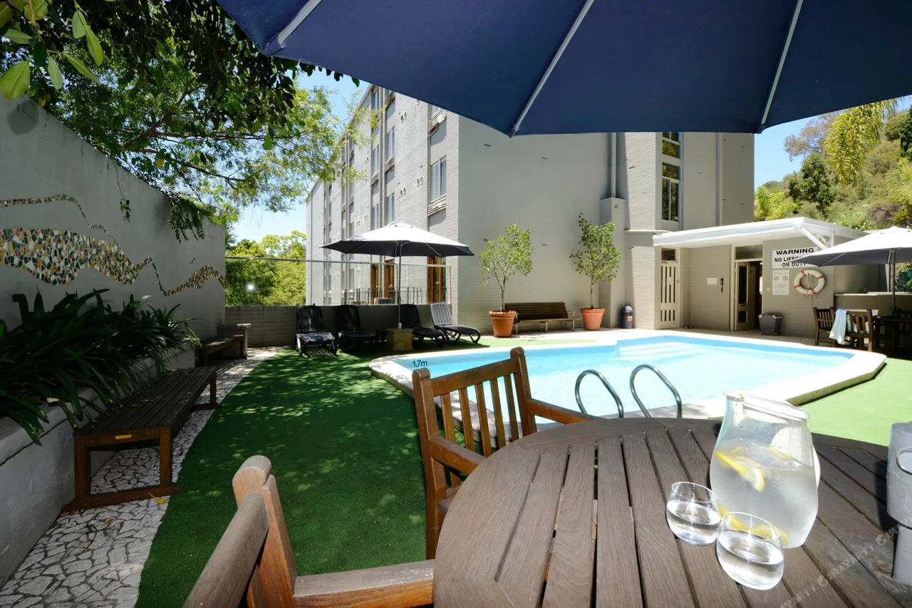 Sullivans Hotel Perth — rooms and atmosphere