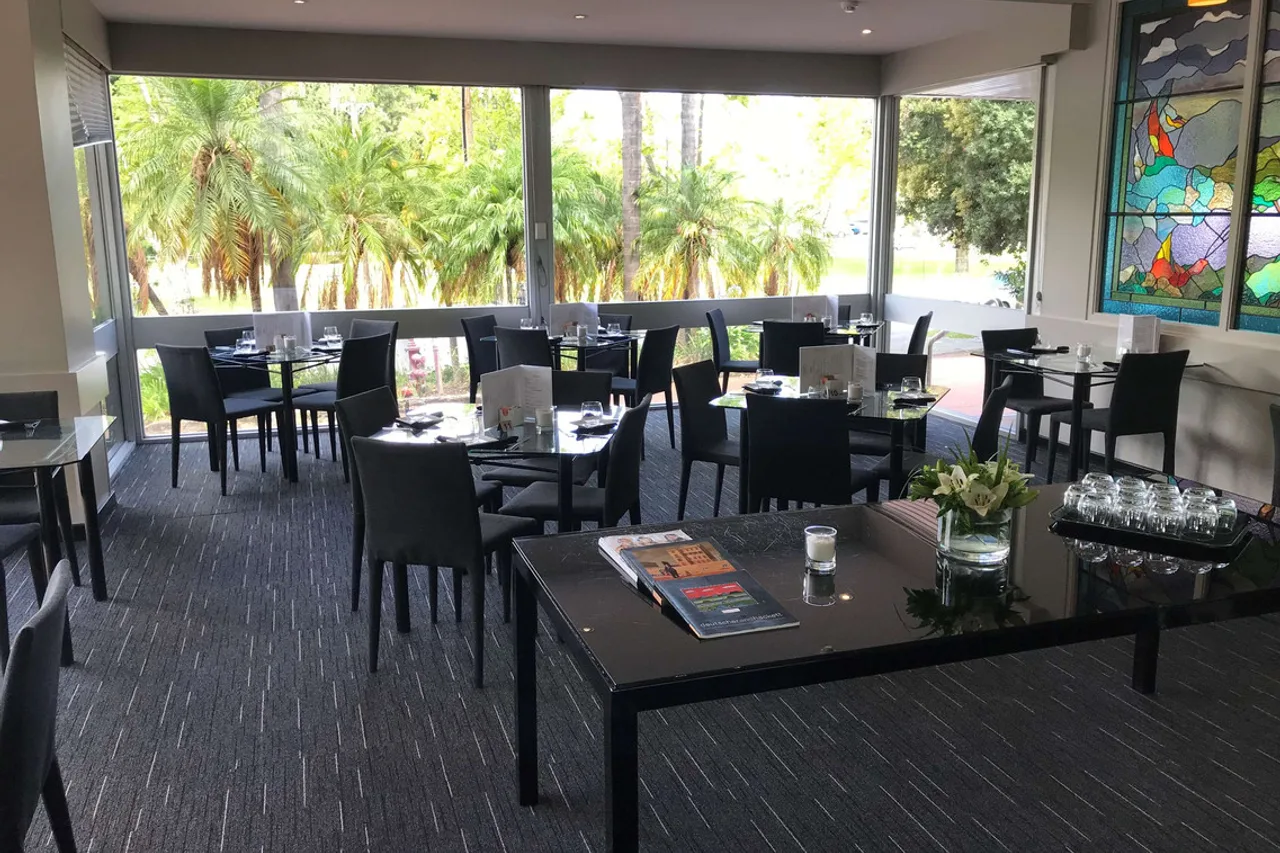 Sullivans Hotel Perth — rooms and atmosphere