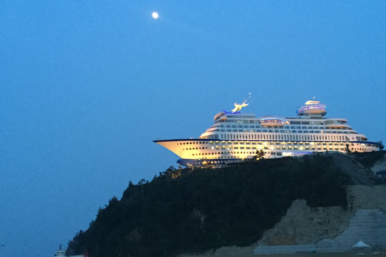Sun Cruise Resort Yacht Hotel — hotel