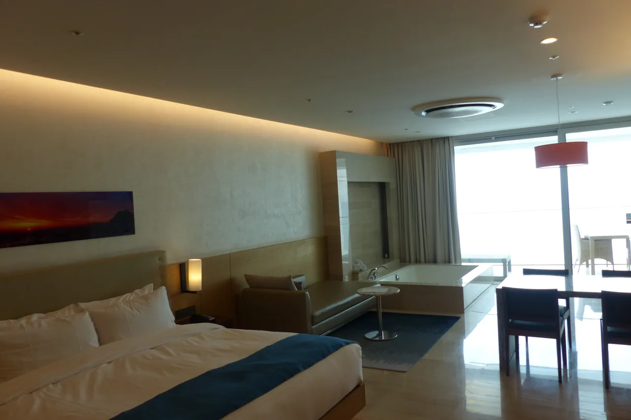 Sun Cruise Resort Yacht Hotel — rooms and atmosphere