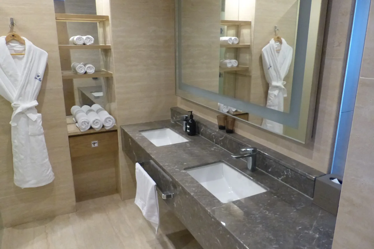 Sun Cruise Resort Yacht Hotel — rooms and atmosphere