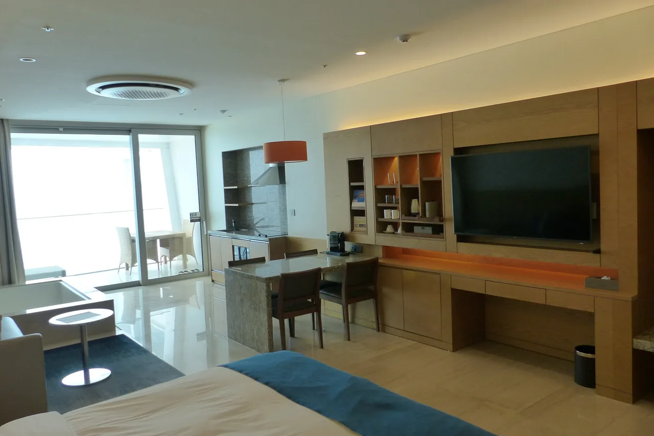 Sun Cruise Resort Yacht Hotel — rooms and atmosphere