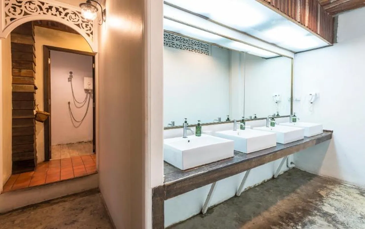 Suneta Hostel Khaosan — rooms and atmosphere