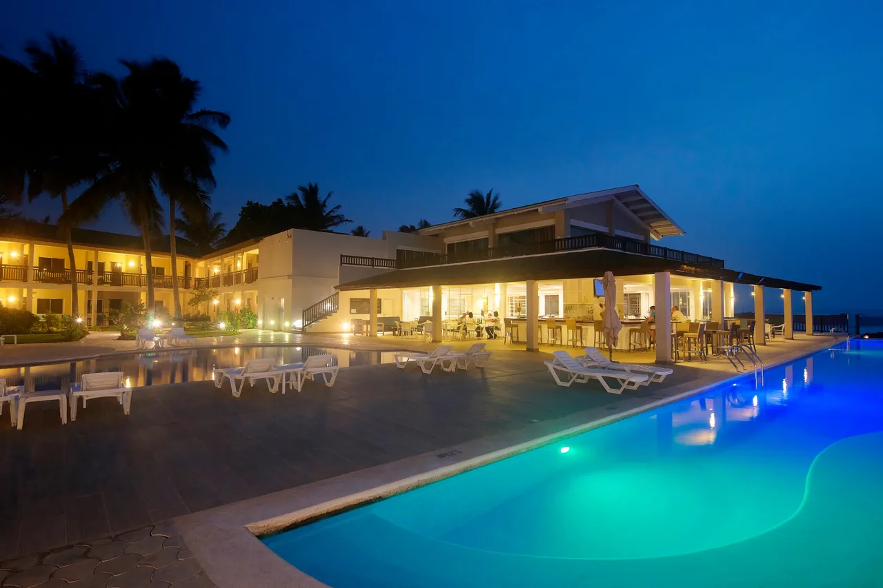 Sunset Beach Hotel — rooms and atmosphere