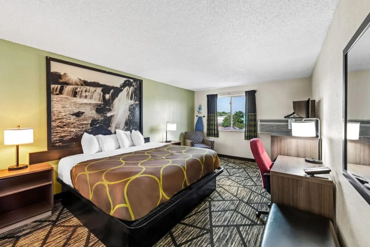 Super 8 by Wyndham Independence Kansas City — rooms and atmosphere
