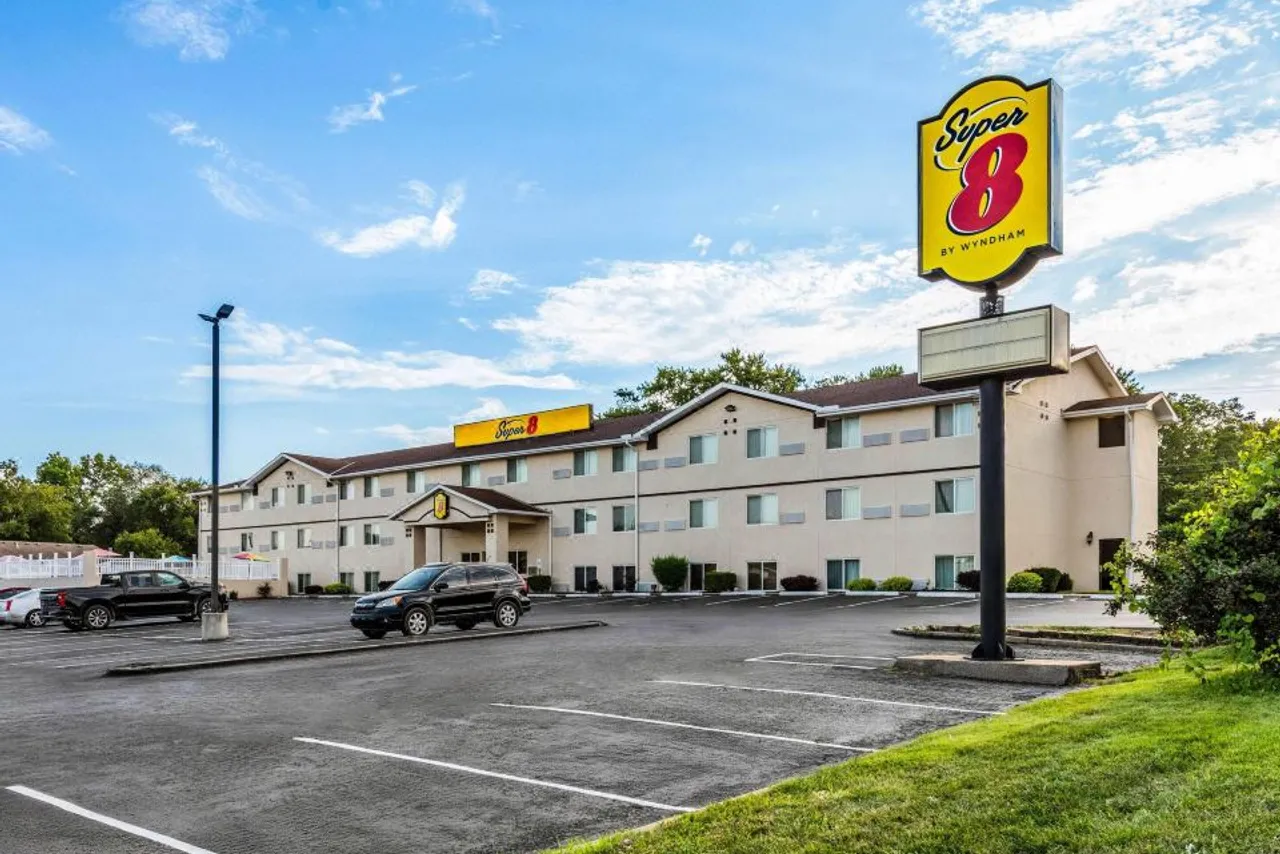 Super 8 by Wyndham Independence Kansas City — rooms and atmosphere