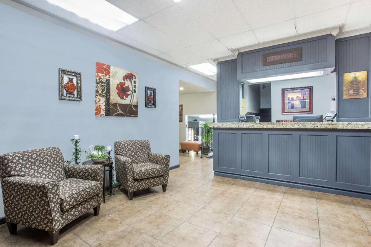 Super 8 by Wyndham Independence Kansas City — rooms and atmosphere