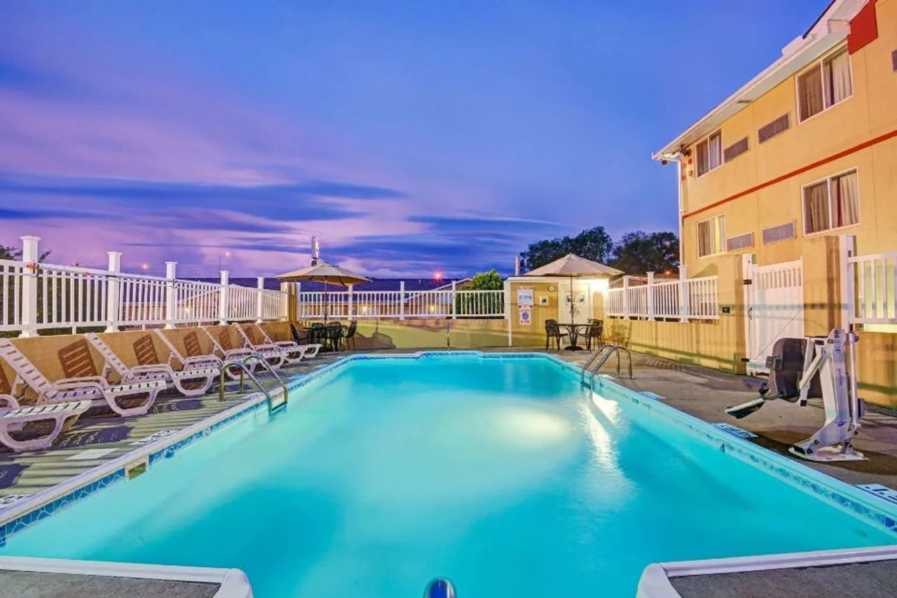 Super 8 by Wyndham Independence Kansas City — rooms and atmosphere