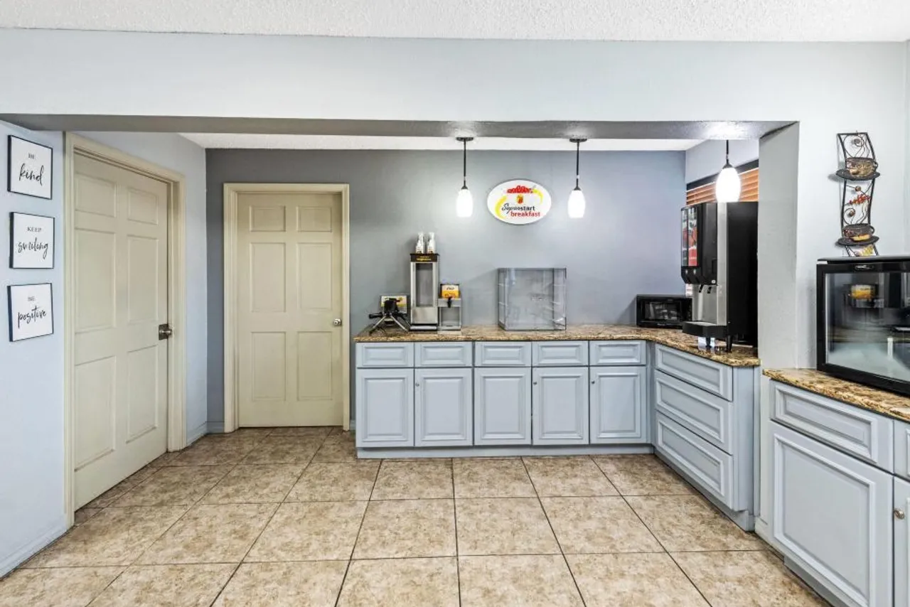 Super 8 by Wyndham Independence Kansas City — rooms and atmosphere