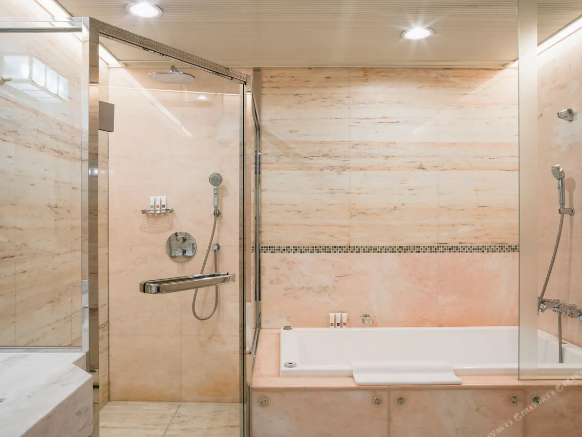 Swissotel Nankai Osaka — rooms and atmosphere