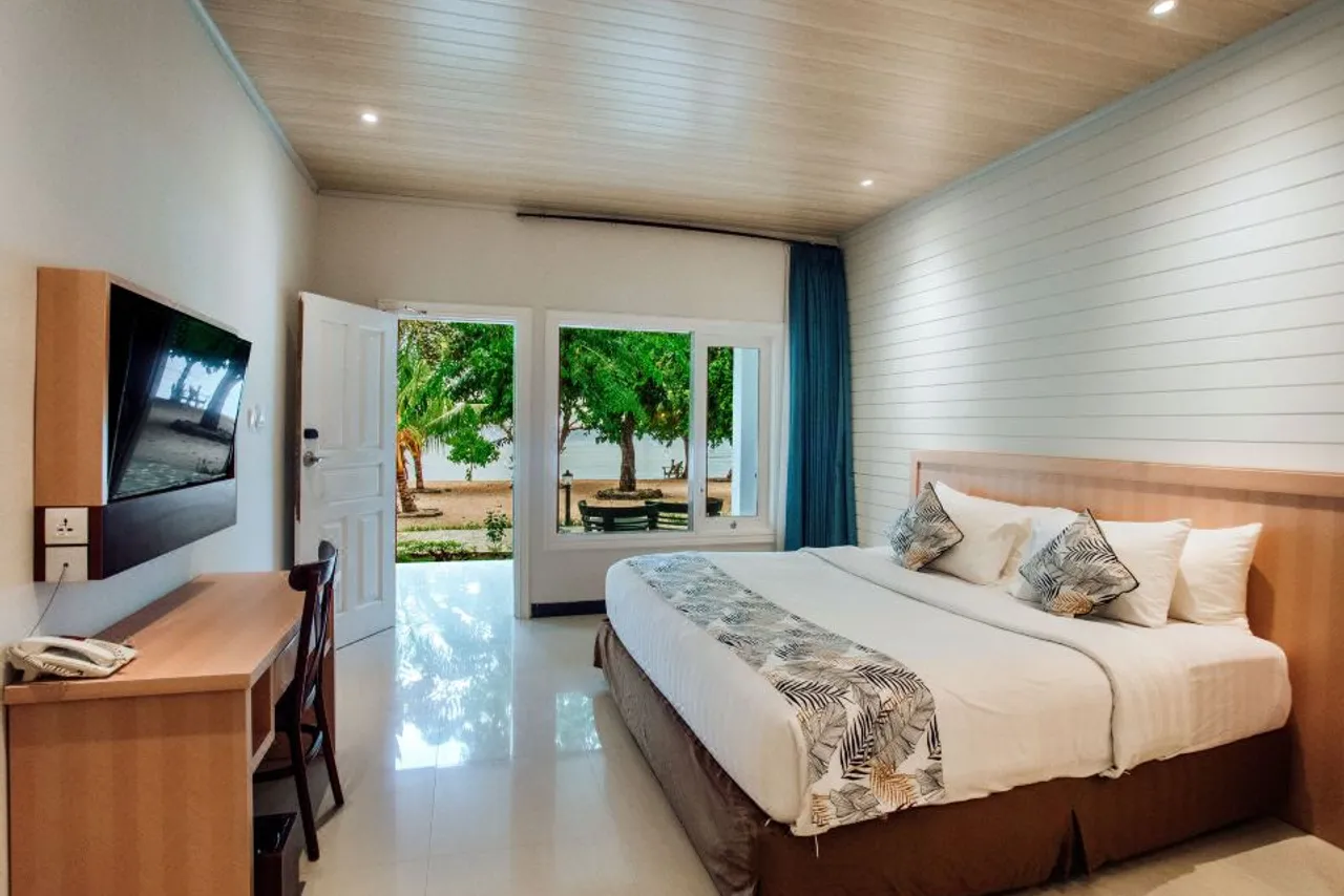 Sylvia Hotel & Resort Komodo — rooms and atmosphere