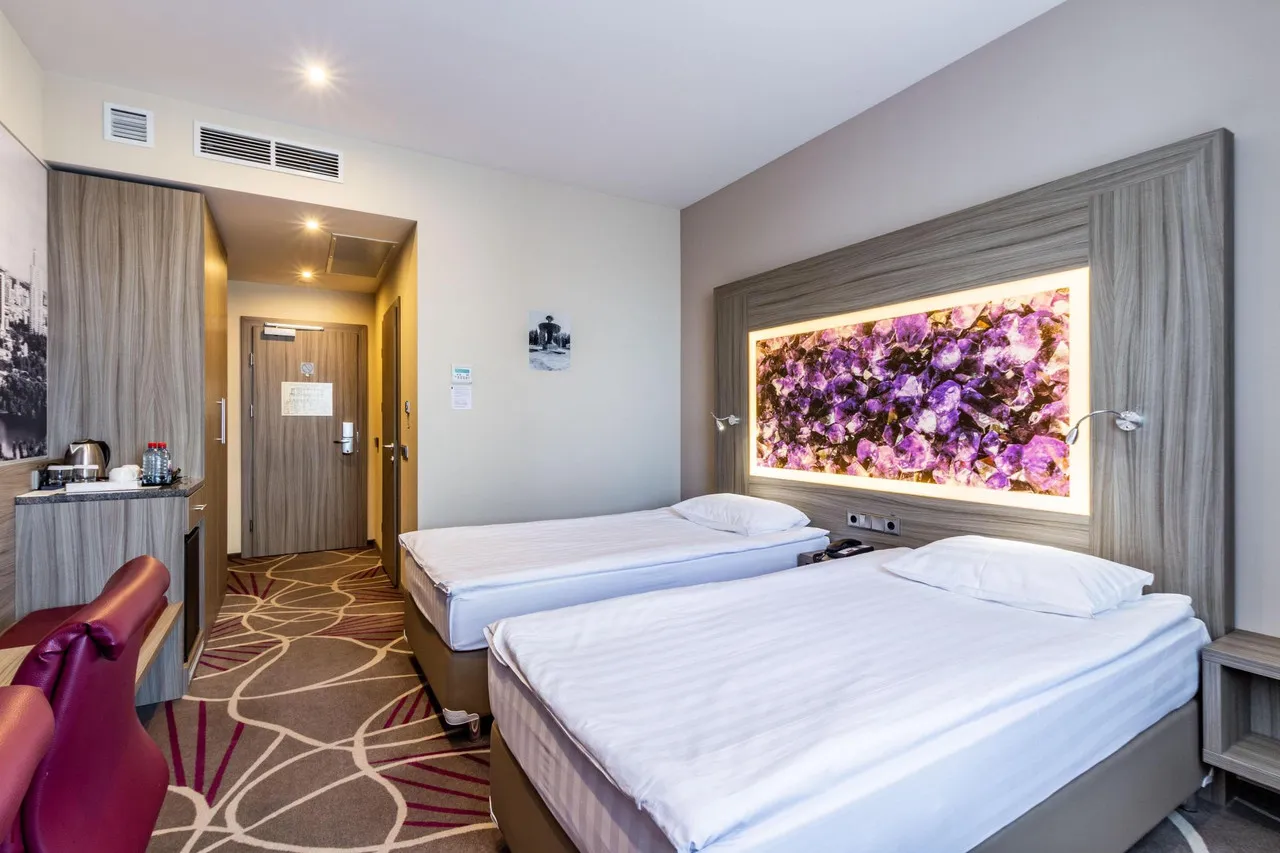 Tenet Hotel — ภาพห้องพักและบรรยากาศ