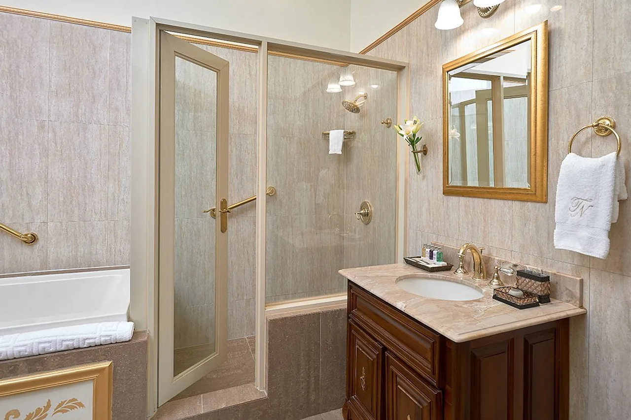 Terra Nova All-Suite Hotel — rooms and atmosphere