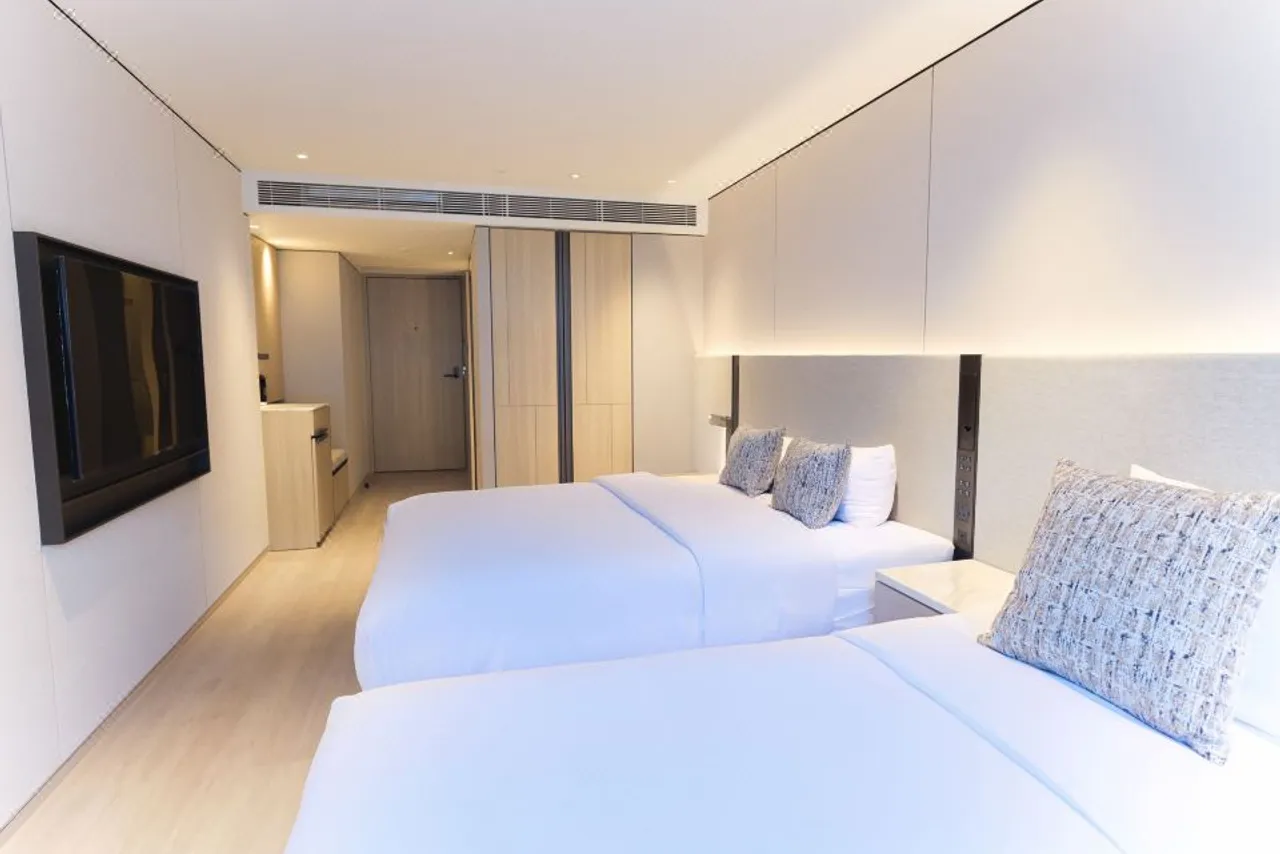The Bauhinia Hotel - Central — rooms and atmosphere