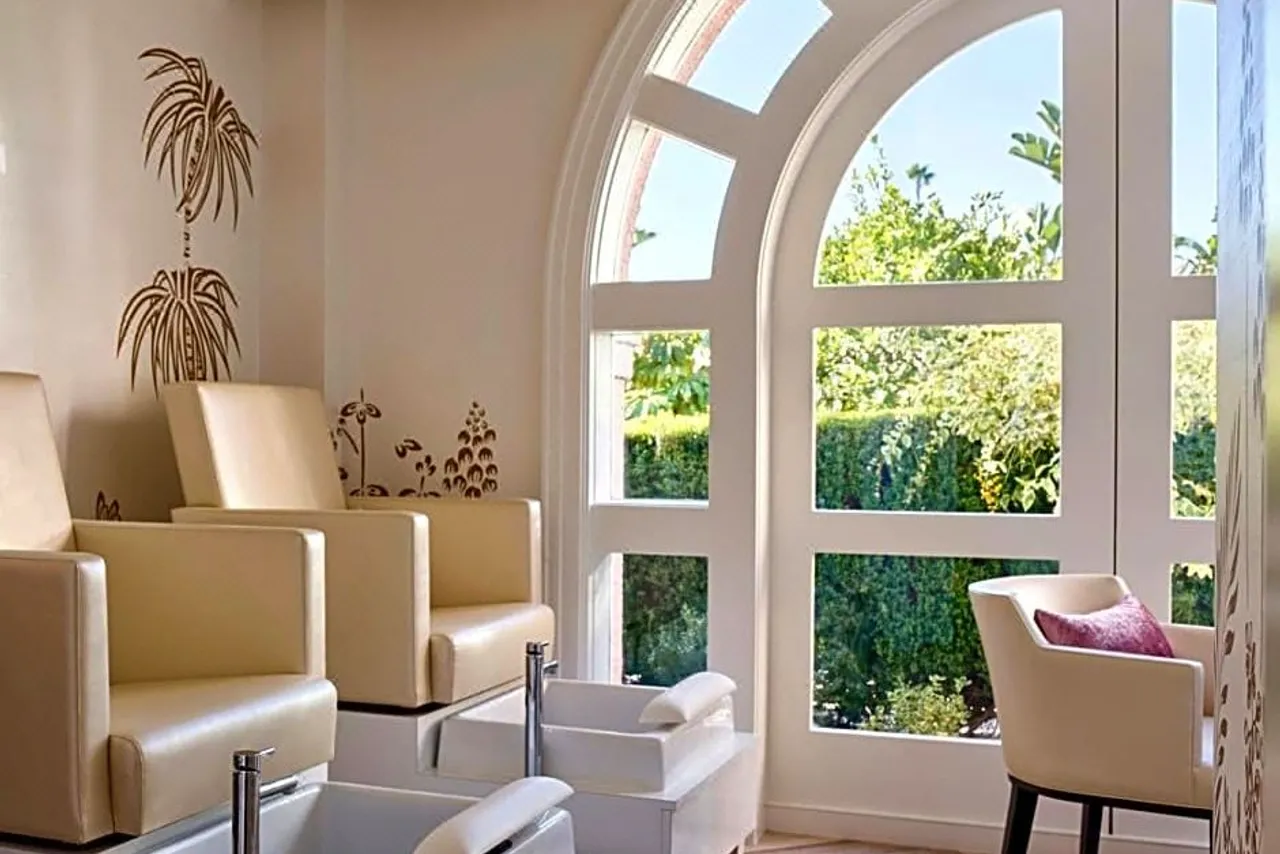 The Beverly Hills Hotel - Dorchester Collection — rooms and atmosphere