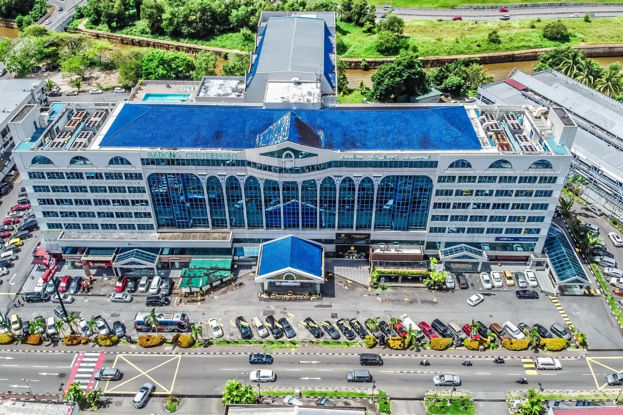 The Centrepoint Hotel — rooms and atmosphere
