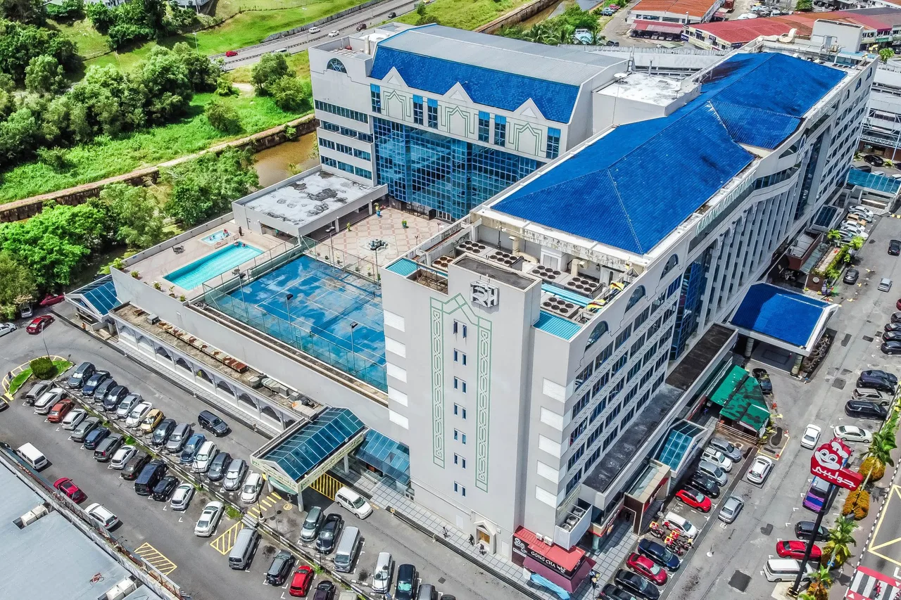 The Centrepoint Hotel — rooms and atmosphere