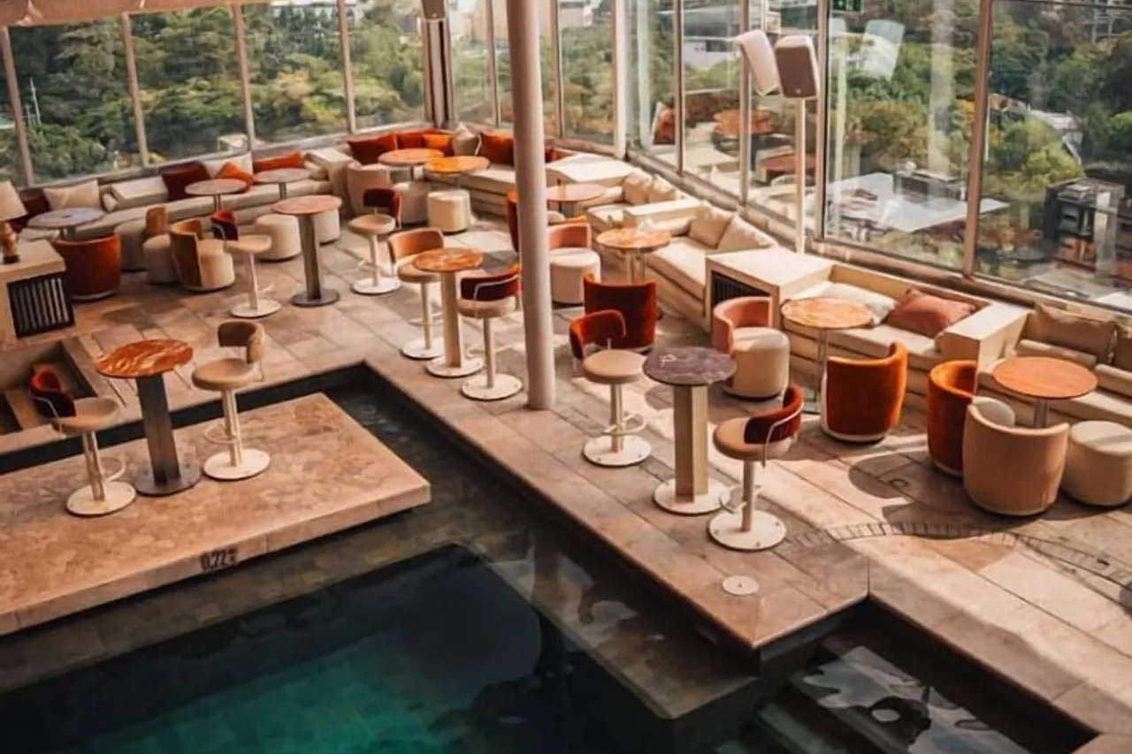 The Charlee Hotel — ภาพห้องพักและบรรยากาศ